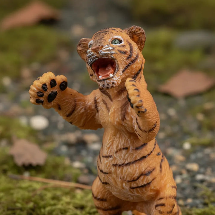 Figura Cría Tigre De Pie Pintada A Mano Papo