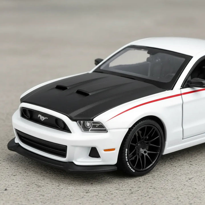 Carro Colección  A escala 1/24 Se 2014 Ford Mustang Street
