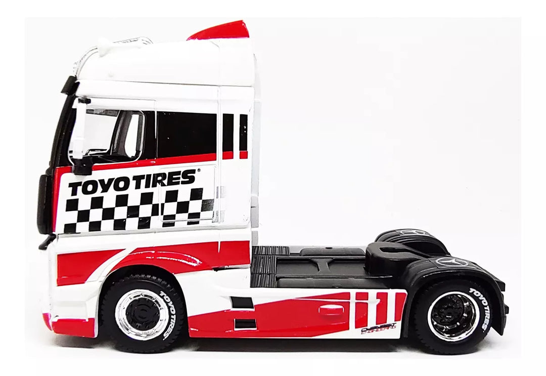 Camión  escala mercedes benz toyo tires Bburago