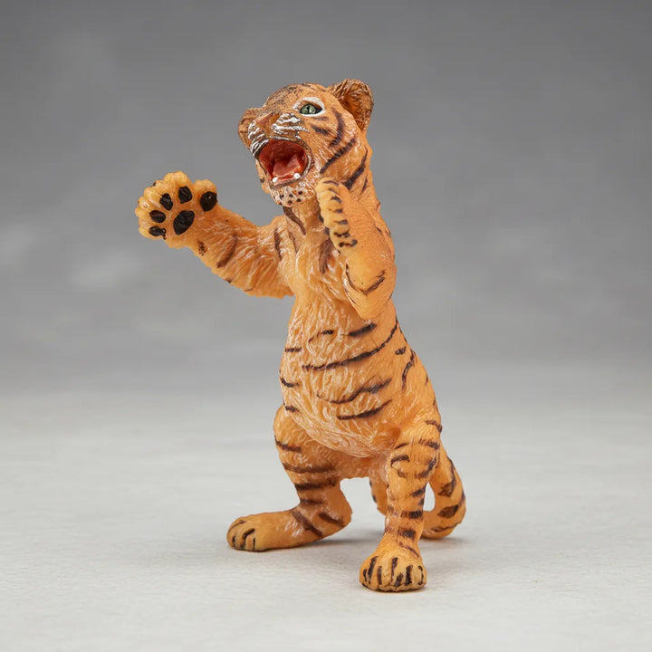 Figura Cría Tigre De Pie Pintada A Mano Papo