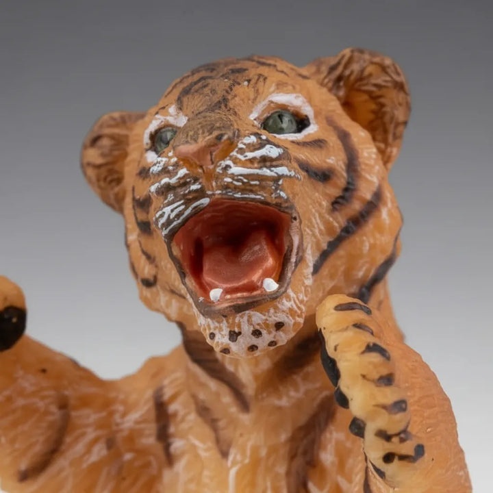 Figura Cría Tigre De Pie Pintada A Mano Papo