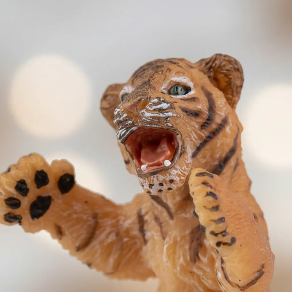 Figura Cría Tigre De Pie Pintada A Mano Papo