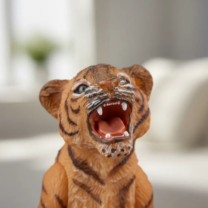 Figura Cría Tigre De Pie Pintada A Mano Papo