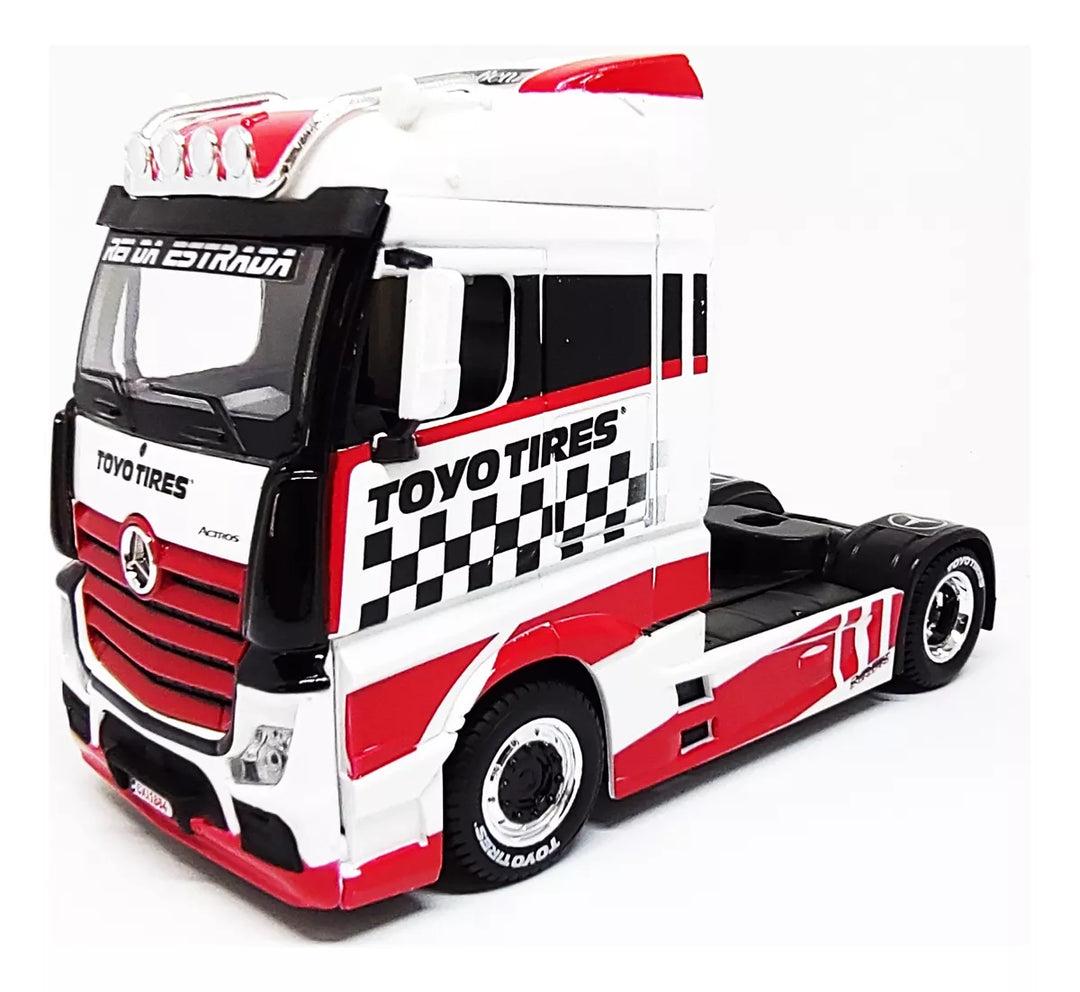 Camión  escala mercedes benz toyo tires Bburago