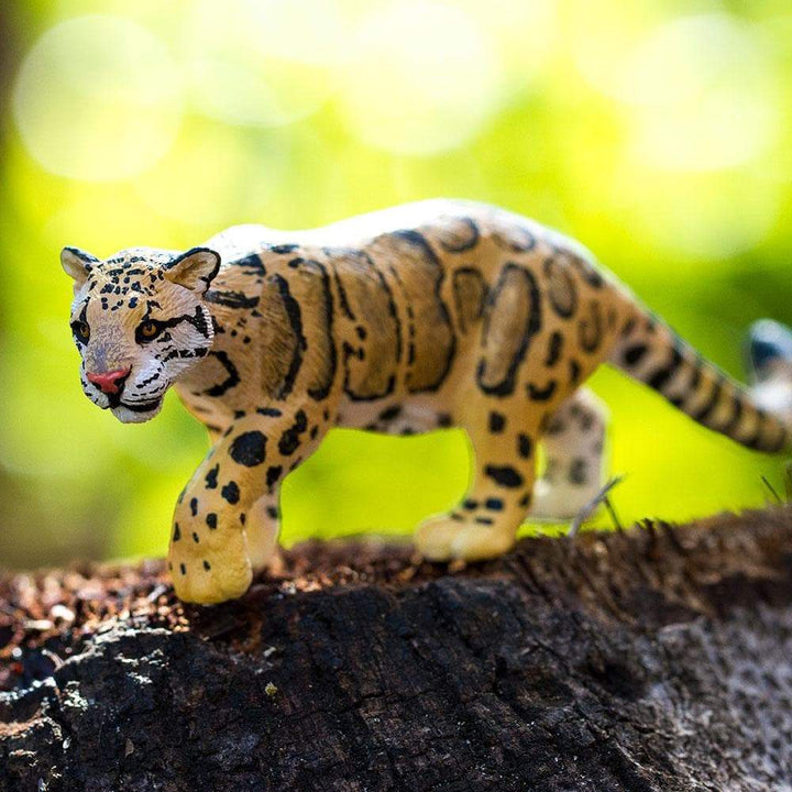 Figura Animales Pantera Nebulosa Pintado a Mano