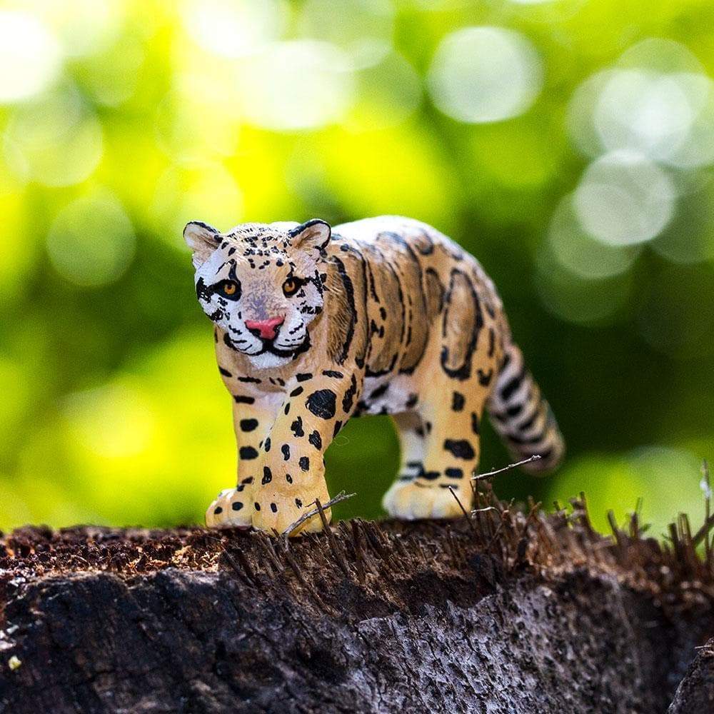Figura Animales Pantera Nebulosa Pintado a Mano